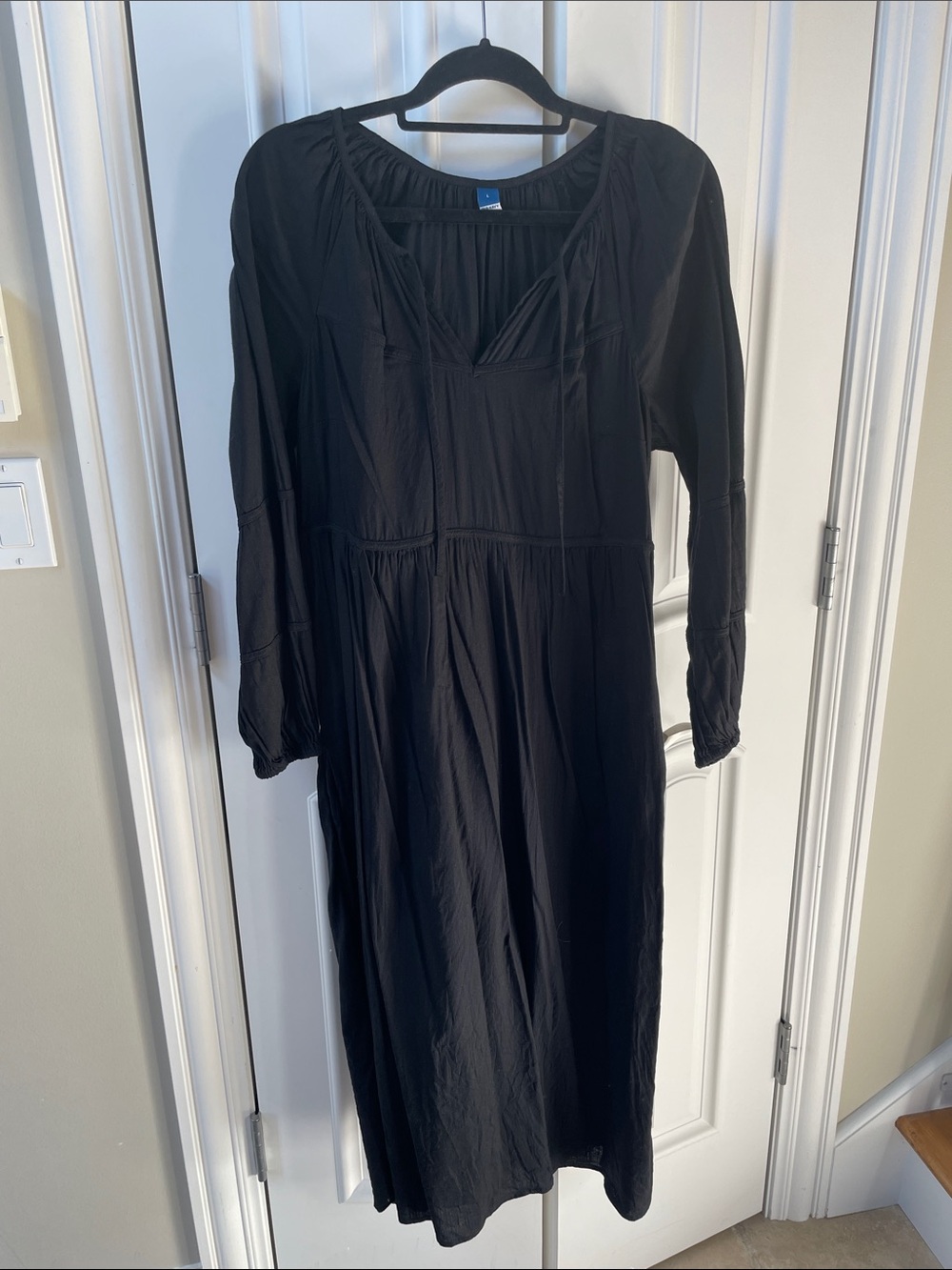 Old Navy Black Midi Dress with V-Neck and Long Sleeves